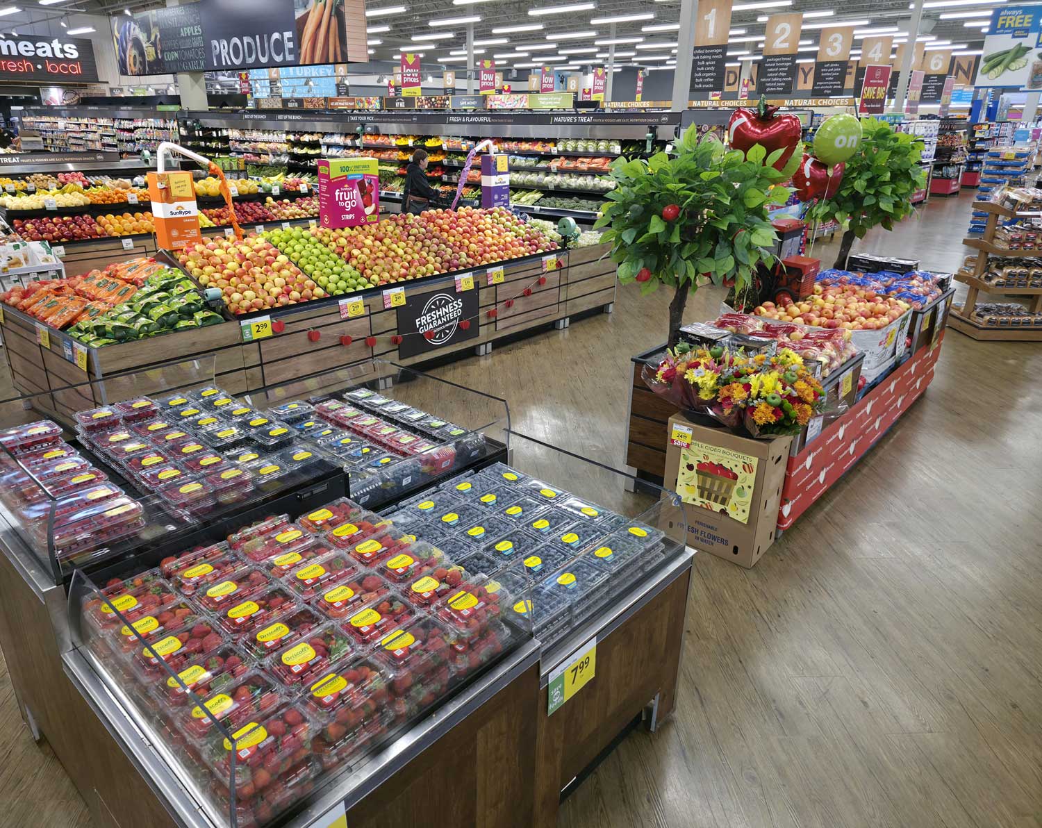 Perimeter Display, Large Surface Gold: Save-On-Foods – Chuka Blvd, Regina, SK